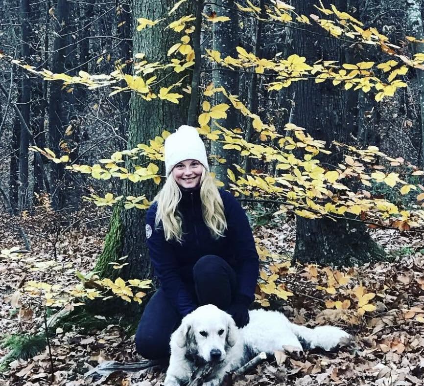 Kassandra en forêt avec un chien